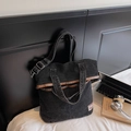 Borsa tote in denim nero con finiture in ecopelle marrone e tracolla regolabile - Nero