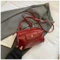 Bolso vintage burdeos de cuero sintético con textura plisada y hebilla plateada - Rojo