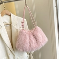 Sac seau pelucheux rose pâle en fausse fourrure avec anneaux dorés et anses - Rose Sans Pendentif