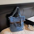 Borsa tote in denim blu scuro con finiture in pelle marrone e tracolla regolabile - Azzurro
