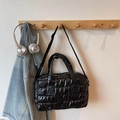 Elegante bolso tote acolchado negro con acabado brillante y correa ajustable para mujer - Negro