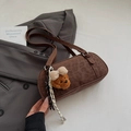 Bruine schoudertas met luipaardprint van suède en een berenhanger op grijze blazer - Koffie met Hanger