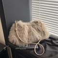 Sac hobo en fausse fourrure kaki avec bandoulière en cuir et anneaux dorés élégants - Brun Sans Pendentif