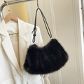 Sac seau en fausse fourrure noire avec bandoulière nouée et anneaux dorés - Noir sans Pendentif