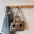 Bolso tote acolchado metalizado champán con acabado acolchado y correa de hombro - Dorado