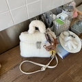 Dettaglio della borsa a scatola in peluche bianca con doppia zip e ciondolo a orsetto - Bianco con ciondolo