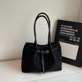 Borsa tote retrò con stampa leopardata nera, fibbia in metallo e texture velluto - Nero