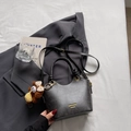 Schicke schwarze matte Eimertasche mit verstellbarem Gurt und süßem Bärenanhänger - Schwarz mit Anhänger