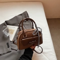 Braune Wildleder Boston Handtasche mit dekorativer Schleife und kariertem Tuch - Braun