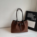 Borsa tote leopardata in pelle scamosciata marrone con eleganti manici in ecopelle scura - caffè
