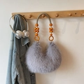 Plüsch-Umhängetasche aus grauem Kunstpelz mit ethnischem Holzperlen-Griff und orangefarbenem Ring - Grau