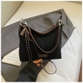 Detail der schwarzen Vintage-Umhängetasche mit braunem Lederbesatz und Perlenanhänger - Schwarz Mit Anhänger
