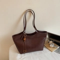 Dark brown retro tote bag in synthetic leather with vintage wooden beads and tassel detail - With Charm / Coffee