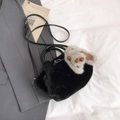 Détail d'un sac seau noir en peluche avec un charm lapin et des finitions en cuir souple - Avec Pendentif / Noir