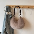 Hellbraune Kunstfell-Schultertasche mit dunkler Perlenkette und modischer Halbmondform - Braun