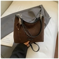 Detailansicht der braunen Wildleder-Hobo-Tasche mit Holzperlen-Anhänger und Lederriemen - Kaffee Mit Anhänger