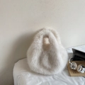 Bolso de mano de piel sintética blanca suave con diseño de estilo dumpling moderno - Blanco Roto