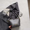 Minimalistische dunkelgraue matte Umhängetasche mit Griffen und goldenen Beschlägen für Damen - Schwarz ohne Anhänger