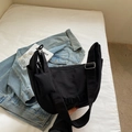 Borsa a tracolla a mezzaluna in nylon nero con tracolla larga e ciondolo piccolo - Nero