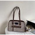 Detalle de bolso bandolera gris texturizado con correas de cuero marrón y bolsillo frontal - Marrón