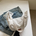 Borsa a tracolla a mezzaluna in tela bianca con ricamo ULAIDI e ampia tracolla - Bianco
