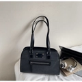 Detalle del bolso tote gris oscuro con costuras blancas y cremallera frontal - Negro