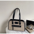 Detalle del bolso tote de ante beige con ribete de cuero negro y costuras en contraste - Caqui