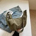 Borsa a tracolla a mezzaluna in tela verde militare con logo ricamato e tracolla - Verde Militare