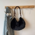 Sac à épaule en fausse fourrure noire avec sangle en perles de bois et forme demi-lune - Noir