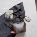 Minimalistische dunkelbraune Umhängetasche mit Goldbeschlägen auf elegantem Blazer-Hintergrund - Kaffee ohne Anhänger