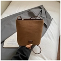 Braune Wildleder Umhängetasche mit FEDVI Lederaufnäher und minimalistischem Retro-Stil - Braun