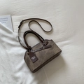 Sac fourre-tout rétro marron foncé en cuir mat avec bandoulière réglable pratique - café