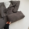 Detail van de donkergrijze suède kussentas met minimalistische leren schouderband - Grijs