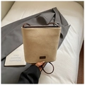 Minimalistische Beuteltasche aus apricotfarbenem Wildleder mit dunkelbraunen Lederdetails - Khaki