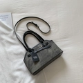 Sac fourre-tout gris mat en daim avec bordure en cuir noir et bandoulière réglable - Noir
