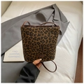 Bucket-Tasche mit Leopardenmuster, FEOVI-Lederetikett und braunem Schultergurt für Damen - Leopard Kaffee
