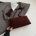 Detailweergave van de dieproodbruine matte suède schoudertas met dubbele riemopties - Koffie