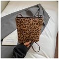 Schicke Beuteltasche mit Leopardenmuster, Canvas, Lederriemen und Metall-Logo-Plakette - Leopardenbraun