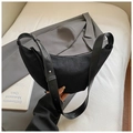 Détail du sac hobo en daim noir avec bandoulière en cuir et boucle en métal argenté - Noir