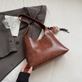 Sac sous le bras minimaliste vintage marron en similicuir avec bandoulière large - Marron avec pendentif