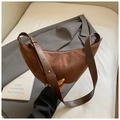 Détail du sac vintage en daim marron avec bandoulière réglable en cuir lisse et fermeture - Marron