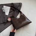 Sac hobo rétro en cuir marron foncé avec garniture dorée et charm ours mignon - Café avec Pendentif