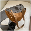 Détail de la texture en daim marron du sac croissant avec bandoulière réglable - Marron