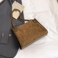 Vintage bruine suède shopper met ruitpatroon en goudkleurige ketting schouderband - Bruin
