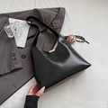 Sac sous le bras minimaliste noir brillant avec garniture dorée et breloque peluche - Noir avec pendentif