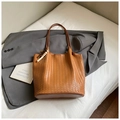 Braune handgewebte Leder-Tote-Bag mit edler Holzperlen-Quaste und langen Tragegriffen - Braun mit Anhänger