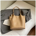 Camelfarbene geflochtene Ledertasche mit Holzperlenanhänger und langen Schultergurten - Khaki Mit Anhänger