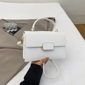 Dettaglio della borsa bianca in pelle testurizzata con fibbia metallica quadrata dorata - Bianco