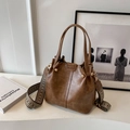 Vintage braune Beuteltasche aus Leder mit Nieten und ethnischem gewebtem Schultergurt - Khaki