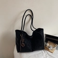 Bolso tote clásico de ante sintético negro con colgante decorativo para mujeres de oficina - Negro con colgante